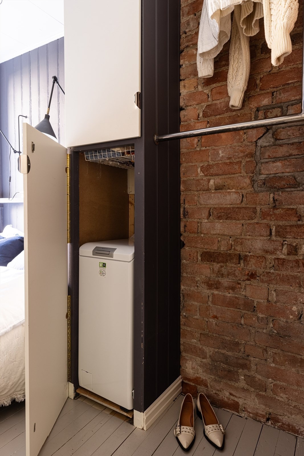 Vaskemaskin på soverommet; det finnes også felles vaskerom i kjelleren med større maskiner og tørketrommel